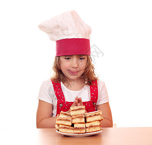 饥饿的小女孩做饭 看苹果蛋糕图片