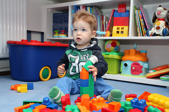 一个玩塑料块的男孩子儿童塑料童年乐趣学习房间玩具苗圃喜悦活动图片