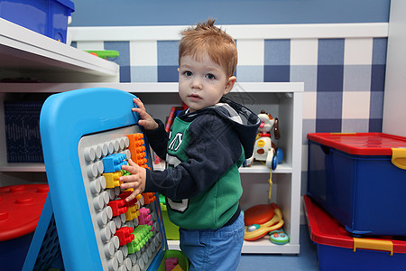 一个玩塑料块的男孩子构造玩具房间幸福喜悦学习游戏幼儿园童年乐趣图片