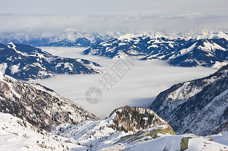 奥地利冰川的Kaprun滑雪度假胜地顶峰滑雪者阳光滑雪板爬坡天际场景天空蓝色晴天图片