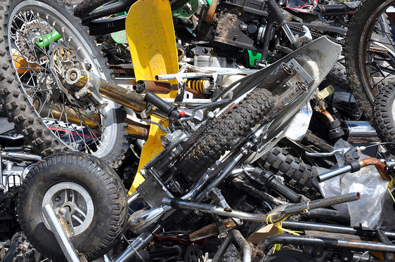 报废摩托车废料回收自行车轮胎社会废料场轮子图片
