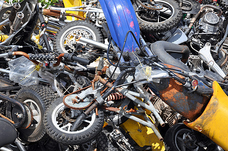 报废摩托车社会废料场自行车轮胎轮子废料回收图片
