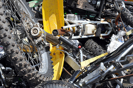 报废摩托车社会回收废料轮子轮胎废料场自行车图片