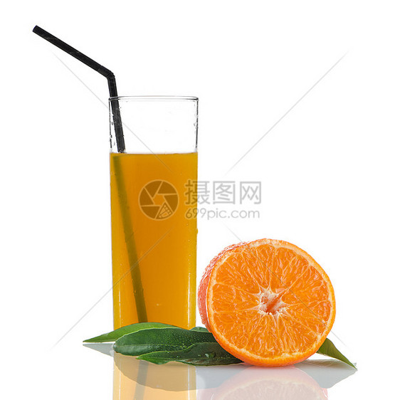 橙汁和切片果子在边上图片
