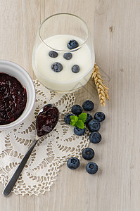 带新鲜蓝莓的酸奶小吃水果谷物甜点蜂蜜饮食团体工作室美食蓝色图片