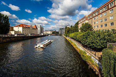 德国柏林斯普里河轮船旅行 德国柏林城市运输房子建筑天空游客历史海岸花园狂欢图片