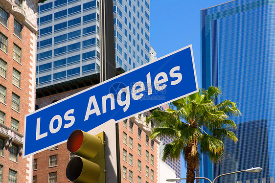 洛杉矶在市区的红灯摄影棚上签字建筑物城市景观中心标语阴影高楼市中心建筑学棕榈图片