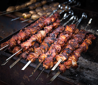 Shish 烤肉串烹饪木炭晚餐庆典芝麻猪肉香料铁板香料味食物图片