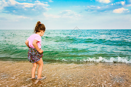 儿童在海滨的水上奔跑图片