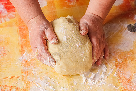 面团和手特写桌子小麦滚动面包酵母女性糕点手指厨房手工图片