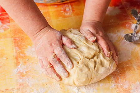 面团和手特写食物烹饪厨房糕点滚动白色小麦黄色面包馅饼图片