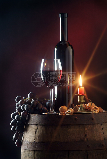 红红葡萄酒酒精眼镜木桶纪念日静物饮料拉子玻璃水果核桃图片
