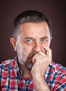 心智健全的老人 手近脸的老人男性人士思维灰色眼睛专注冒充商务中年情绪图片