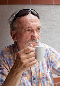老男人喝咖啡 喝咖啡杯子白色老年饮料闲暇退休快乐喜悦祖父男人图片