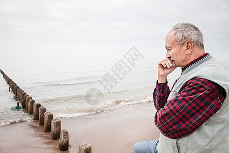 坐在沙滩上深思熟虑的老人天空农村男人退休成人旅行商务平衡丈夫海洋图片