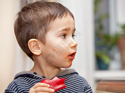 男孩有一块胡椒婴儿孩子营养水平早餐孩子们男生红色食物童年图片