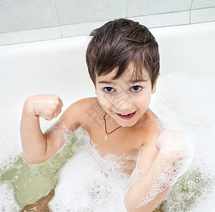 男孩在浴室洗衣服肥皂浴缸相机男性洗发水孩子童年清洁度男生快乐图片