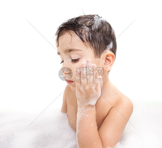 男孩在洗手间洗发水快乐浴室肥皂头发乐趣气泡浴缸男性相机图片