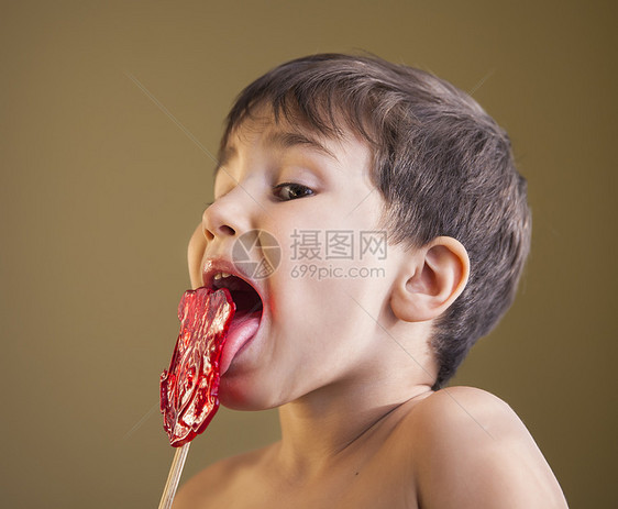 男孩吃棒棒糖舌头享受味道食物童年孩子儿子男性糖果男生图片