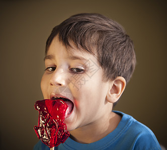 男孩吃棒棒糖味道糖果舌头享受食物男性男生甜点童年孩子图片