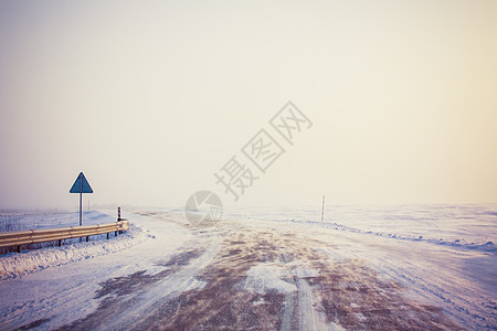 雪地路蓝色场地天空漂移润滑性速度雪堆土地街道公园图片