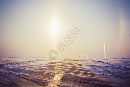 雪地路漂移街道雪堆场地蓝色天空季节润滑性木头脆皮图片