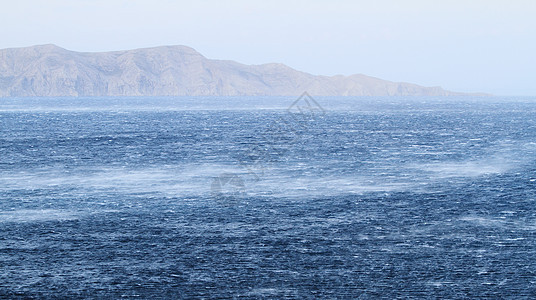 狂浪笼罩着大海海浪天气戏剧性爬坡蓝色雷雨风暴阳光危险愤怒图片