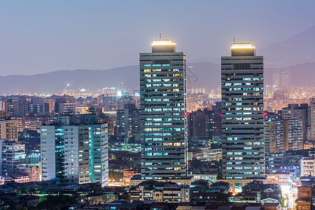 充满多彩的城市之夜建筑风景城市市中心旅游建筑学天际办公室场景商业图片