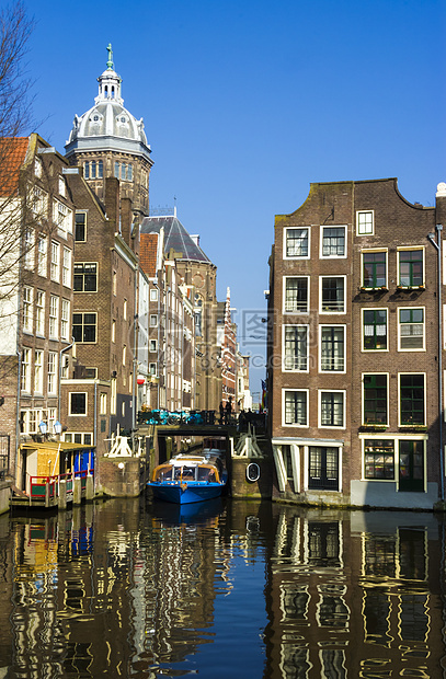 阿姆斯特丹频道上的蓝色船 典型的阿姆斯特丹建筑师特丹城市场景石头天空摄影自行车房子建筑学街道图片