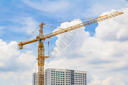 起重机和天空商业投掷建筑学抵押财产摩天大楼水泥住宅蓝色光束图片