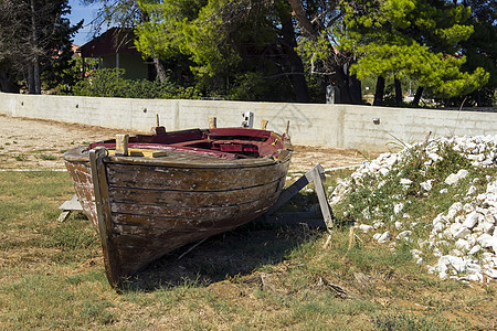 克罗地亚海岸上的旧船蓝色红色绿色海岸线场景晴天房子游艇图片