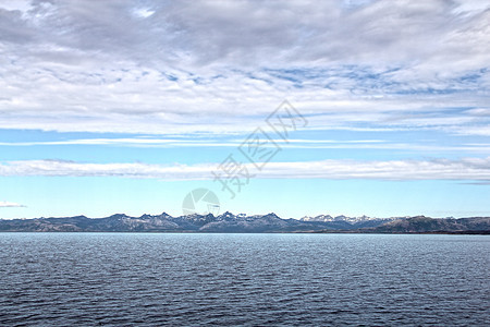 北极山脉和峡湾岩石旅游晴天爬坡石头顶峰苔原海岸风景海洋图片