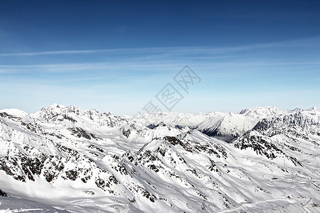 冬季山区蓝色天空荒野冰川高山晴天岩石风景顶峰全景图片