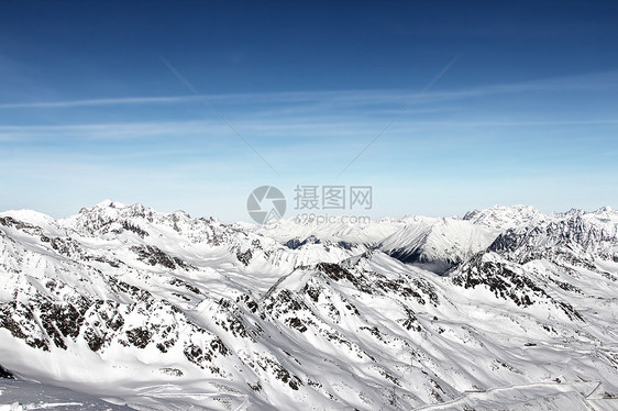 冬季山区蓝色天空荒野冰川高山晴天岩石风景顶峰全景图片