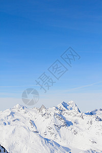 冬季山区蓝色顶峰高山高度晴天首脑天空全景岩石荒野图片