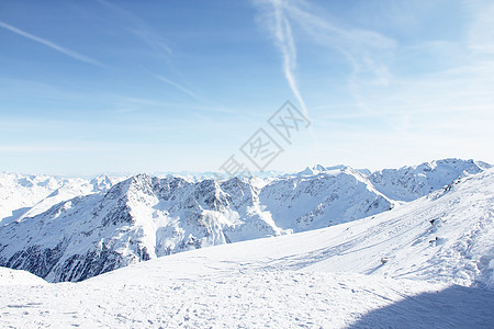 冬季山区首脑风景蓝色高山荒野高度天空晴天顶峰全景图片