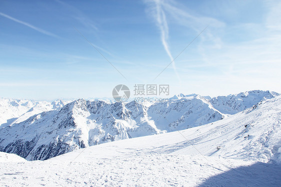 冬季山区首脑风景蓝色高山荒野高度天空晴天顶峰全景图片