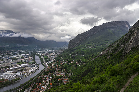 格勒诺波的全景 阿尔卑斯山和背景深云图片