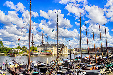 许多停泊在阿姆斯特丹岸边的船只窗户航海倾倒血管码头运输驳船房子桅杆生活图片