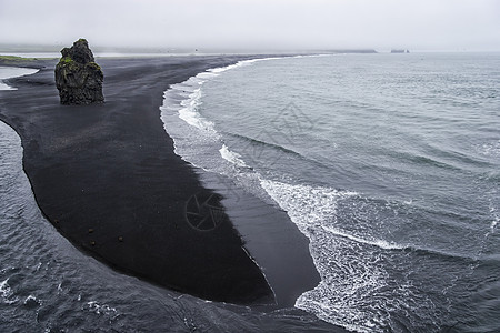 冰岛南部海岸的黑火山沙 雨下湿润图片