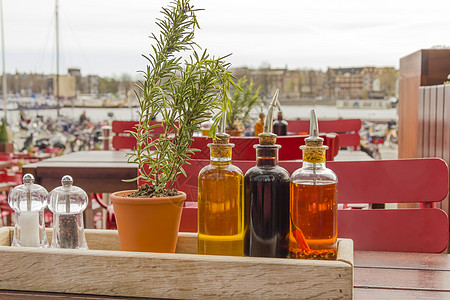 露天桌上的白糖醋瓶和调味品香醋食物露台桌子食堂特丹味道城市沙拉酱草药图片