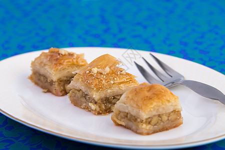 三片金色 沃尔努特巴克拉瓦餐具面包糕点厨房用具食欲核桃分层文化甜点图片
