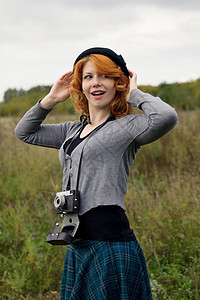 秋天公园一个美丽的红头发女孩的肖像叶子自由成年人快乐森林太阳冒充女士女性闲暇图片