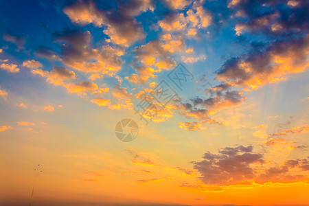 黄蓝日出天空 阳光照耀晴天宗教海洋风景天空日落橙子气象地平线云景图片