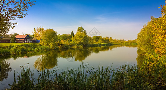 白俄罗斯湖在乡村边Name镜子蓝色植物天空房子公园农村森林地平线旅游图片