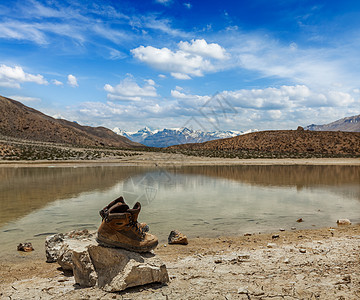 在喜马拉雅山湖穿远足靴娱乐生态旅游旅游风景登山山脉运动旅行登山鞋图片