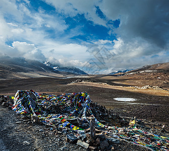 喜马拉雅的巴拉查拉山口上的佛教祈祷旗朗塔经幡风景旅行宗教旗帜山脉图片