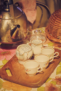 茶壶茶茶水在杯中流动 茶茶仪式仪式土制桌子绿色饮料菜肴杯子黏土陶器服务图片