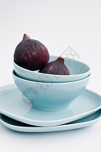 白背景的蓝色盘子上的无花果美食餐具白色早餐水果饮食陶瓷浆果小吃食物图片
