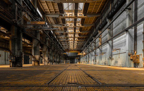 旧工厂的工业内地废墟金属城市大厅制造业黑色建筑房间机库仓库图片